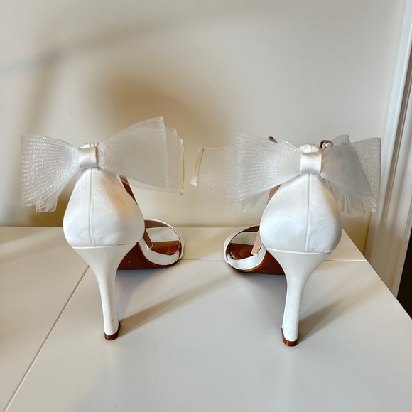 Kelly & Katie Satin White Heels with Tulle Accents - Picture 2 of 4